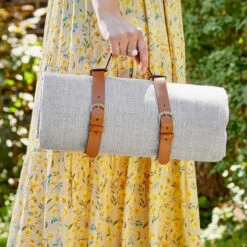 Picknickdecke L 150 X B 200cm WANDERLUST In Taupe-Weiß -Baumarkt butlers picknickdecke l 150 x b 200cm wanderlust in taupe weiss 1